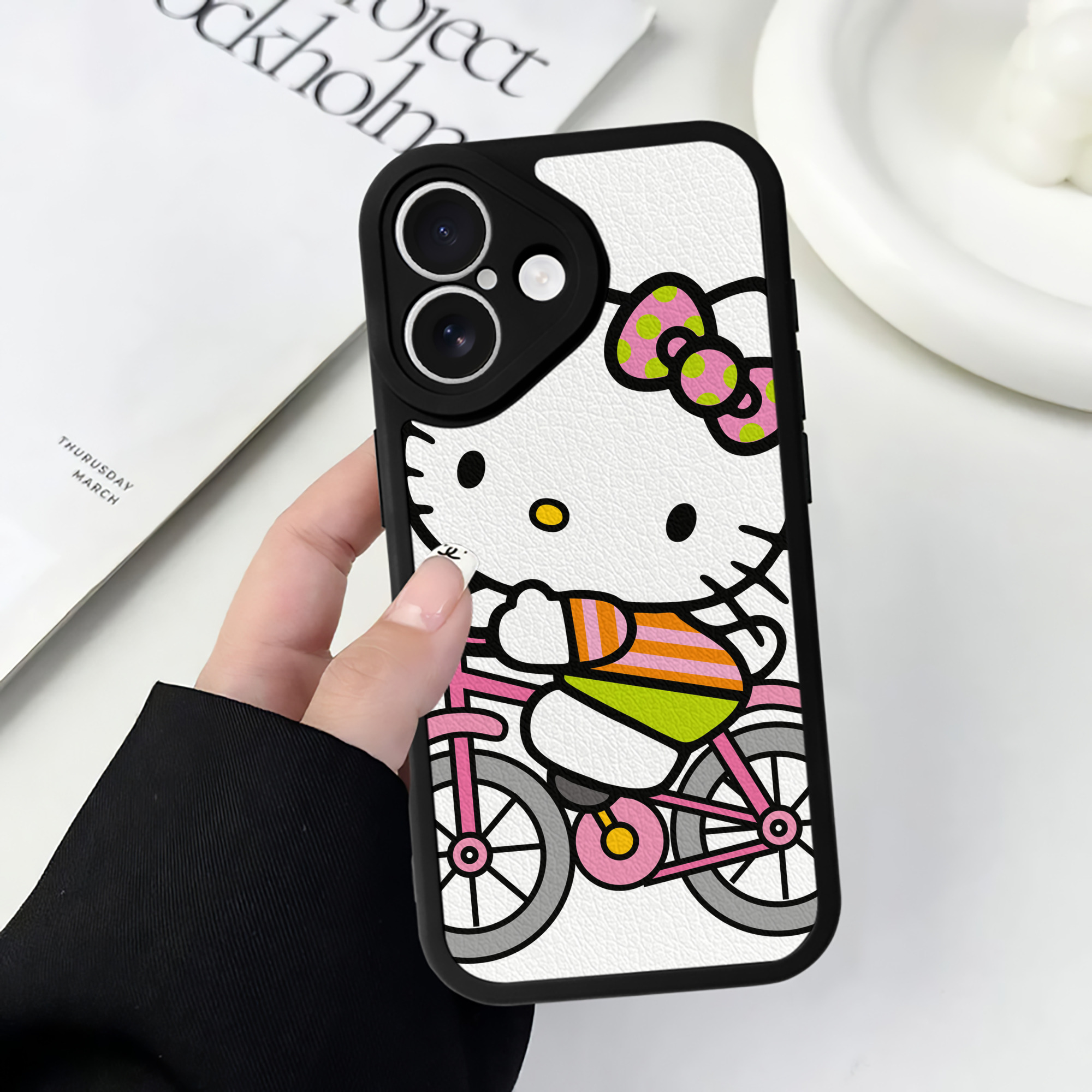 （画像用） Hello Kitty ハローキティ 【iPhone 16シリーズ対応】シリコンスマホケース（レザー調） 材質：シリコン